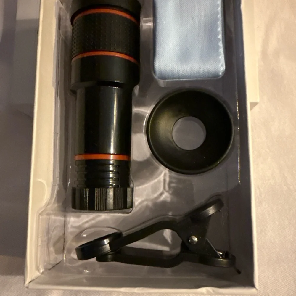 Universal Black Clip-On Smartphone Lens